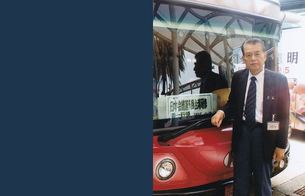 日本製バスで視察出発